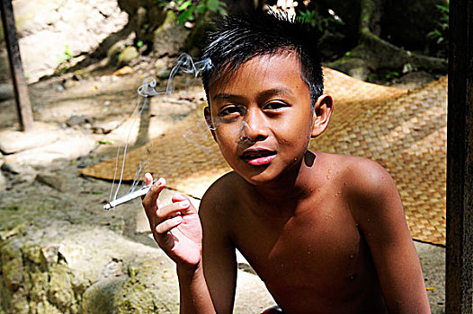 男孩,吸烟,香烟,苏拉威西岛,岛屿,印度尼西亚,东南亚