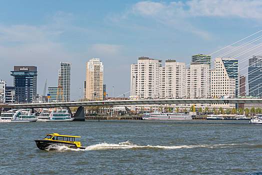 荷兰鹿特丹的港口伊拉斯缪斯大桥和水上出租船以及高楼大厦