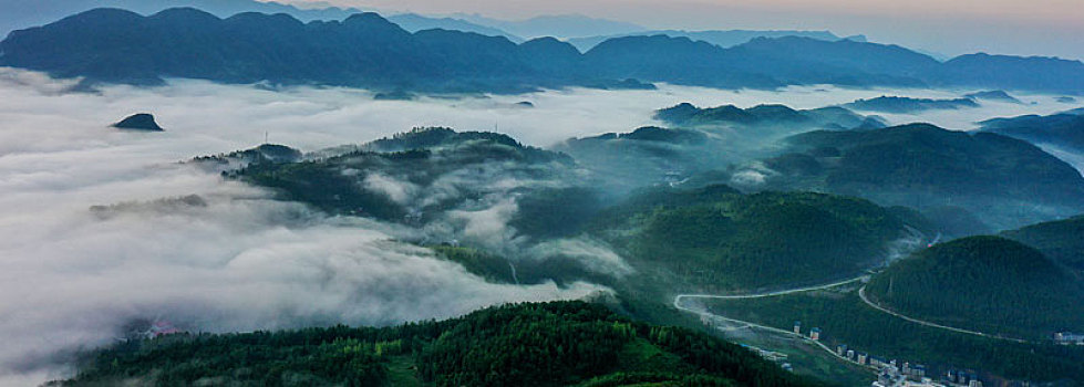 山区晨雾如幻境