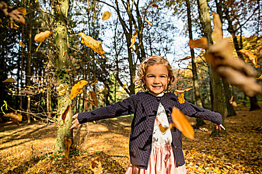 小女孩,树林,玩,秋叶