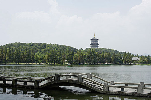 浙江杭州西湖的长桥和雷峰塔