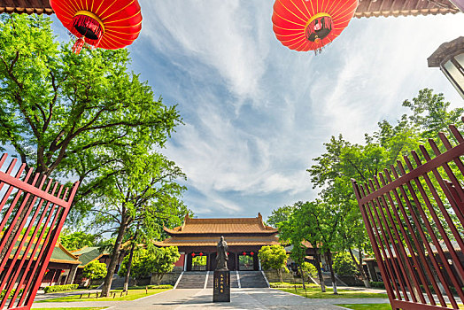 中国江苏南京朝天宫的孔子雕像和大成门古建筑