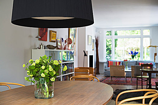 黑色,灯罩,高处,花,花瓶,木质,餐桌,开放式格局,客厅