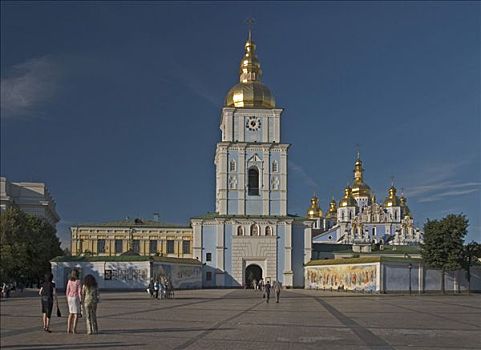 乌克兰,基辅,地点,钟楼,寺院,金色,圆顶,墙壁,游客,蓝天,云,2004年