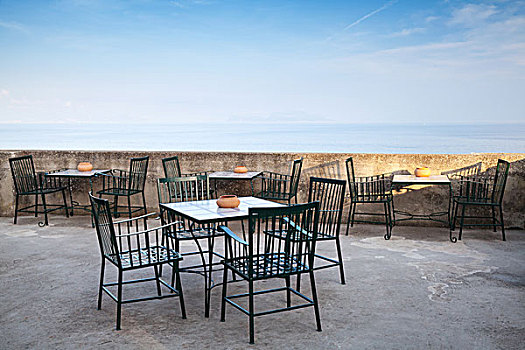 空旷,海边,餐馆,室内,金属,椅子,蓝天