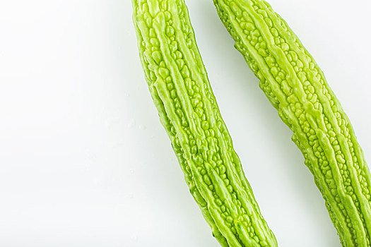 白背景上的苦瓜,绿色蔬果图片