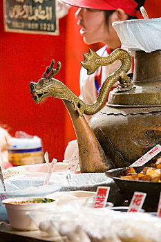 北京东华门小吃街上的龙嘴大茶壶