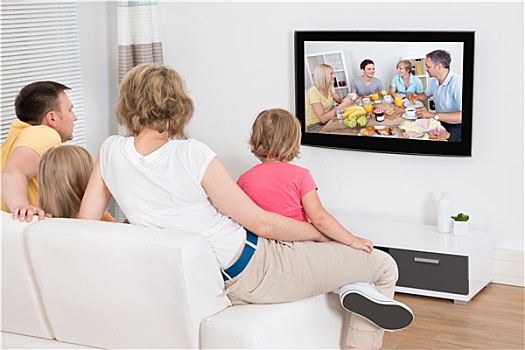 年轻家庭,看电视,一起