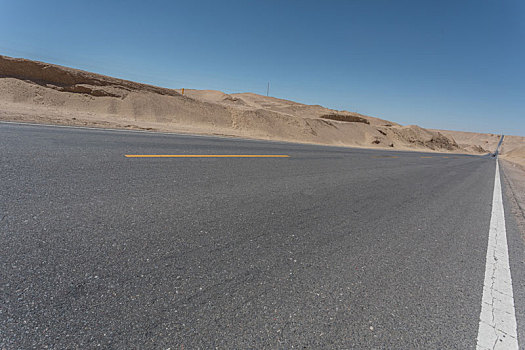 中国西部荒野道路