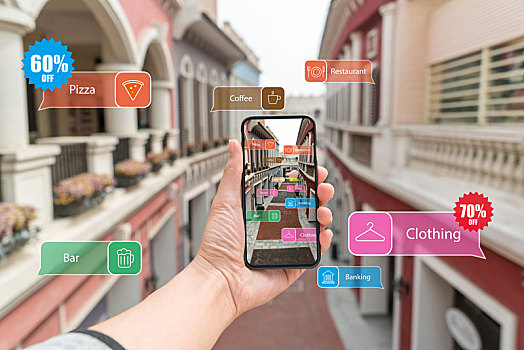 手持智能手机使用ar应用程序在购物中心查看信息