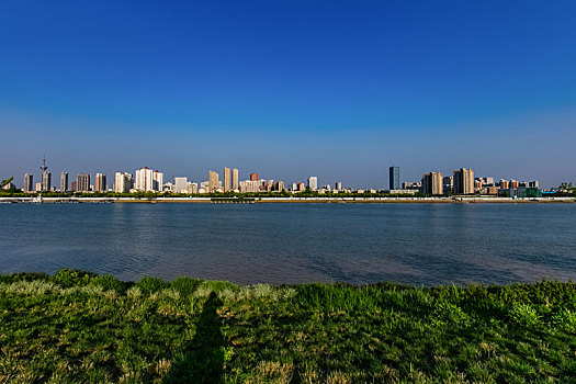 中国江苏省南京市长江外滩高楼建筑环境
