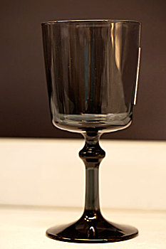 一个透明的墨色玻璃酒杯
