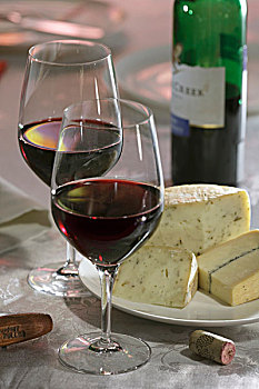 两个,玻璃,红色,葡萄酒,奶酪,大浅盘