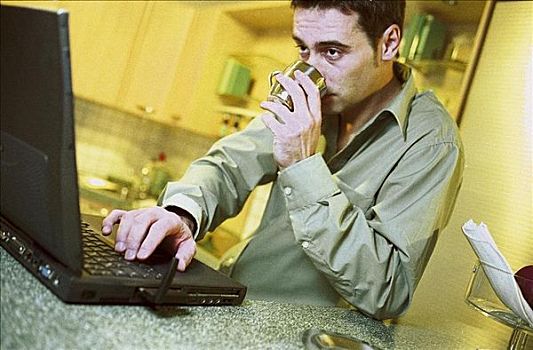 男人,电脑,笔记本电脑,在家,家庭作业,厨房,疲倦,锅,咖啡