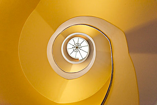 金色的旋转楼梯