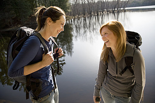 两个女人,笑,旁侧,湖