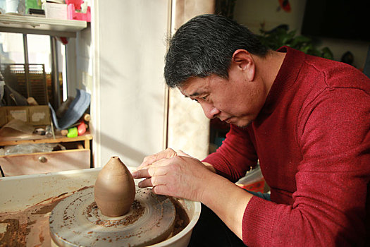 山东省日照市,醉心,玩泥巴,20多年,他成功制作出了7000年前的乐器