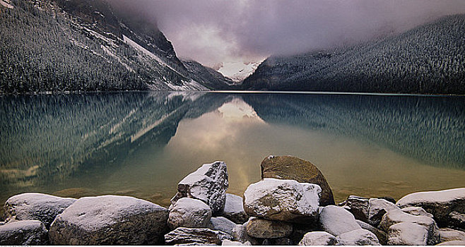 黎明,路易斯湖,班芙国家公园,艾伯塔省,加拿大