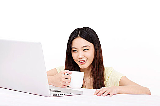 年轻女性使用电脑