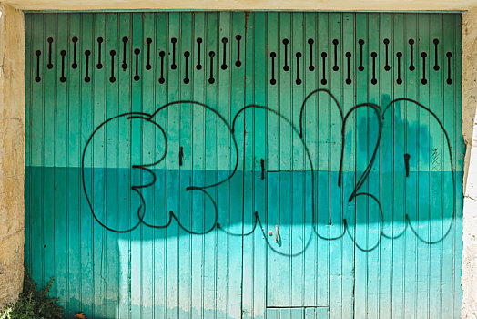 法国城市街头涂鸦,铁门上的涂鸦