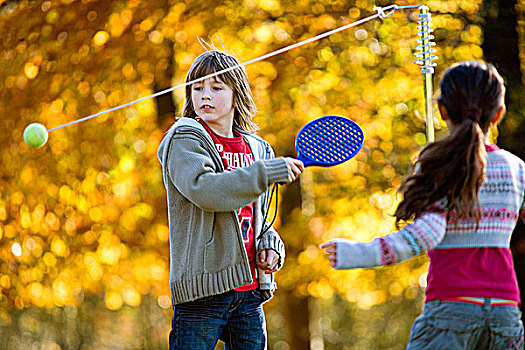 两个女孩,玩,球拍,球,公园
