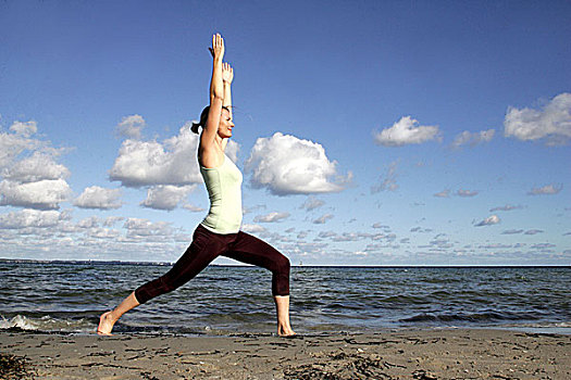女人,海滩,瑜伽练习,侧面视角