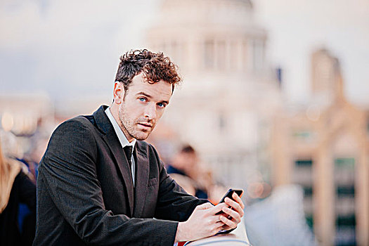 商务人士,发短信,智能手机,靠着,千禧桥,伦敦,英国