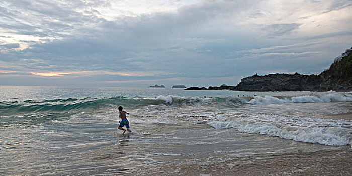 男孩,跑,波浪,海滩,墨西哥