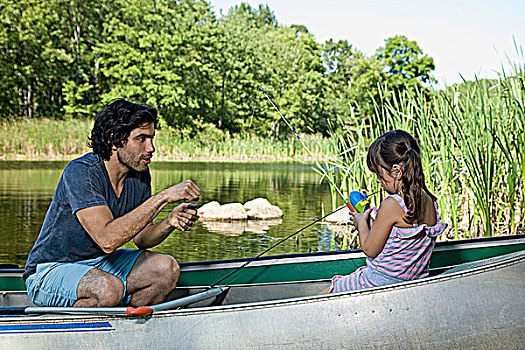 父亲,女儿,划桨船,鱼竿