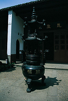 湖南长沙开福寺内的香炉