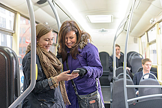 乘客,看,智能手机,电,巴士