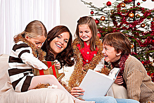 幸福之家,母亲,三个孩子,圣诞节