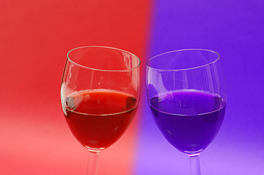 两个,葡萄酒杯,红色背景