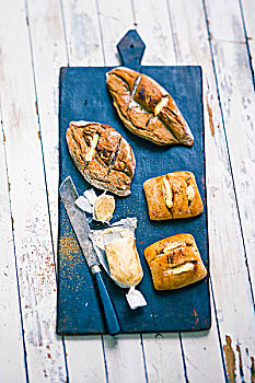 烤制食品,面包,黄油丁,蓝色,木板