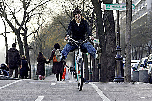 法国,巴黎,女青年,骑自行车
