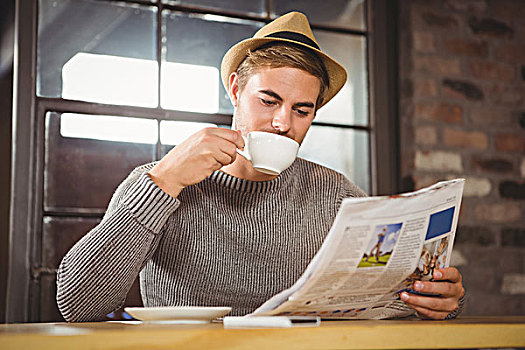 英俊,时尚人士,喝咖啡,读报,咖啡馆