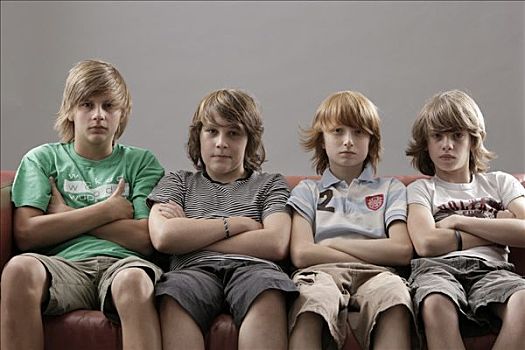 四个男孩,抱臂,坐,沙发