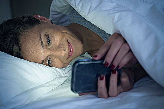 女人,卧,床上,智能手机