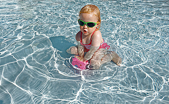 女孩,2岁,玩,水中,游泳池,福门特拉岛,巴利阿里群岛,西班牙,欧洲