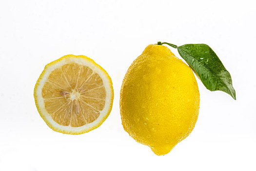 一块柠檬切片和一个柠檬放置在白色的背景中