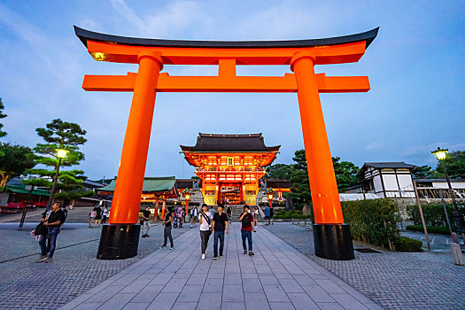 傍晚的日本京都伏见稻荷大社鸟居与楼门