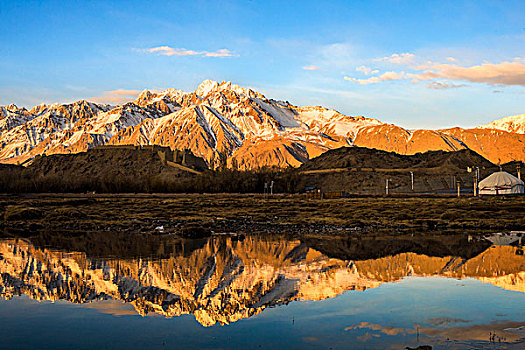 新疆,山脉,雪山,蓝天,白云,河流