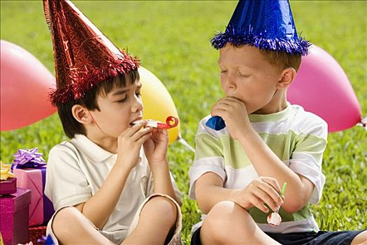 两个男孩,坐,一起,吹,聚会尖角帽