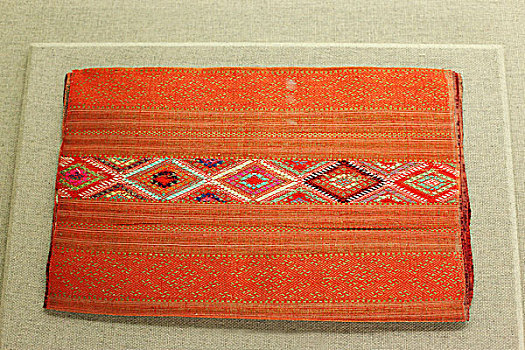傣族织锦红地金线万字纹披肩料,20世纪下半叶