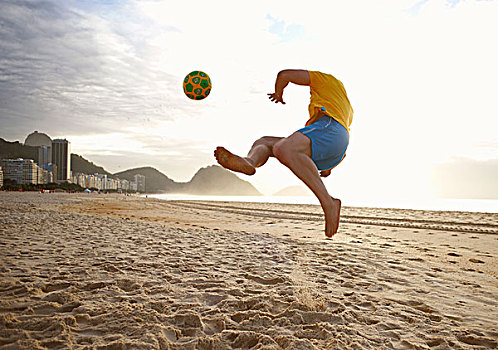 中年,男人,玩,足球,科巴卡巴纳海滩,里约热内卢,巴西