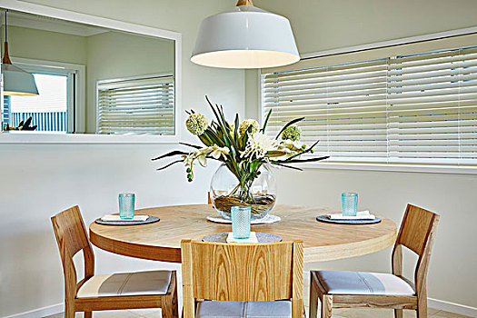 圆,木桌子,椅子,仰视,吊灯,白色,灯罩,餐厅