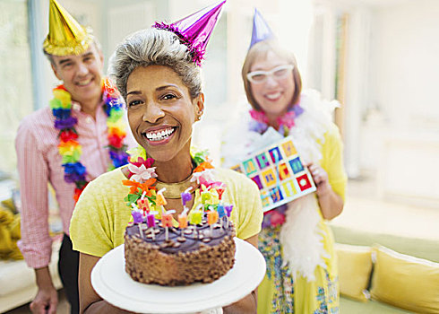头像,微笑,成年,女人,拿着,巧克力,生日蛋糕,朋友,背景