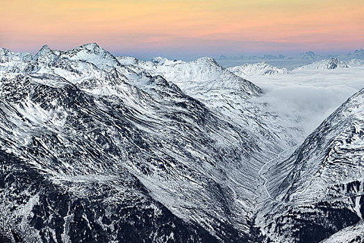 晚霞下的雪山美景