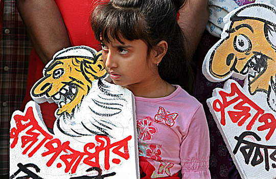 女孩,拿着,招贴,释放,战争,罪犯,胜利,白天,2007年,纪念建筑,语言文字,移动,达卡,孟加拉,十二月