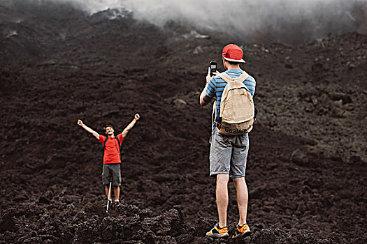 男青年,摄影,朋友,火山,安提瓜岛,危地马拉